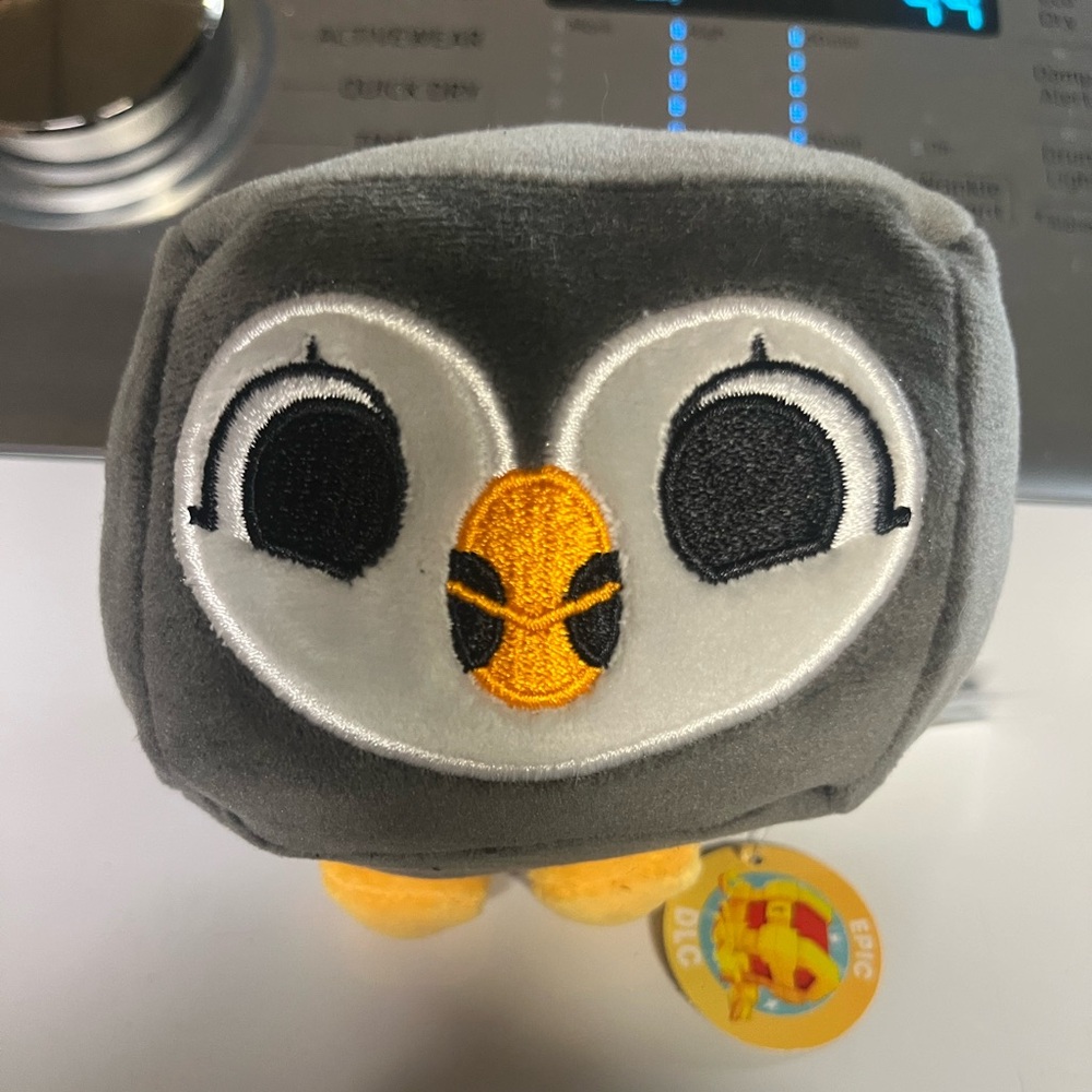 Pet Simulator Series 2 Mystery Treasure Puffin Seabird plush toy